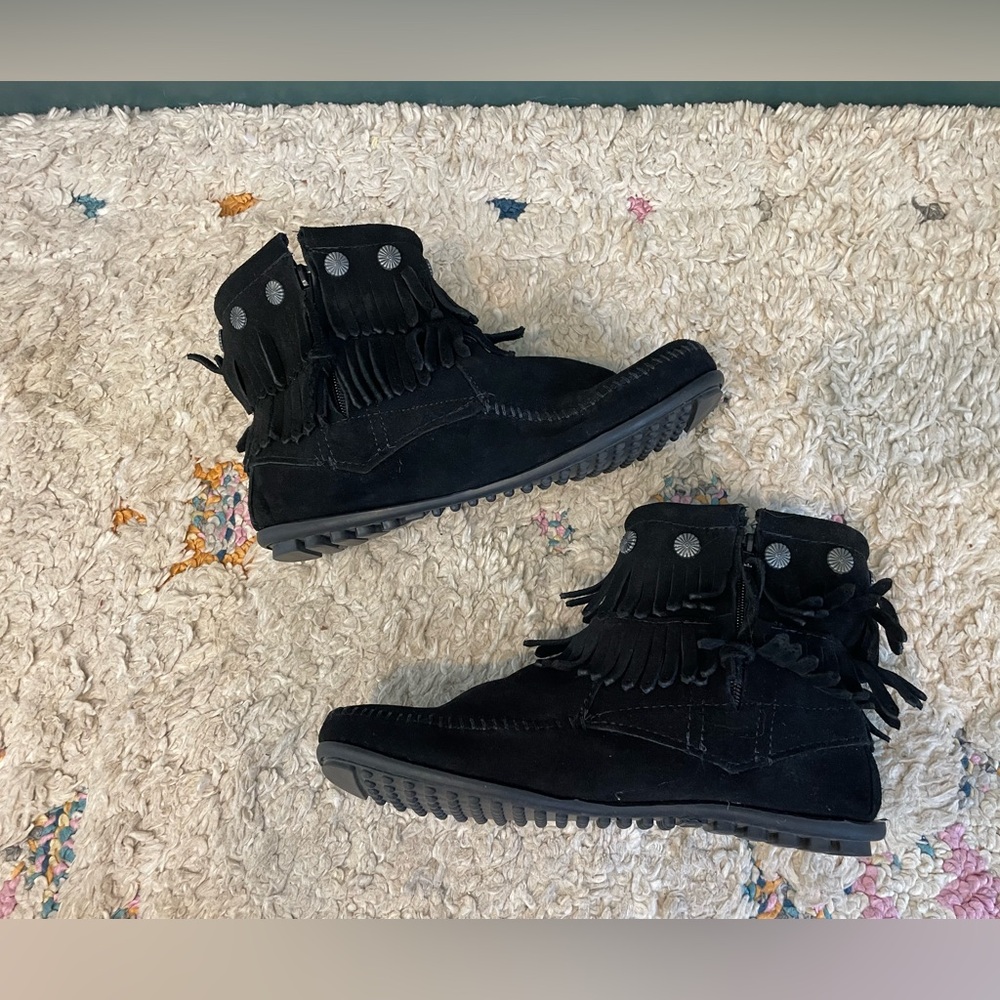 Minnetonka moccasin ankle boots size 8.5 black